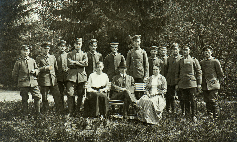Sedeltryckeriets direktör E. Tilgmann tillsammans med tyska soldater. Museiverket.