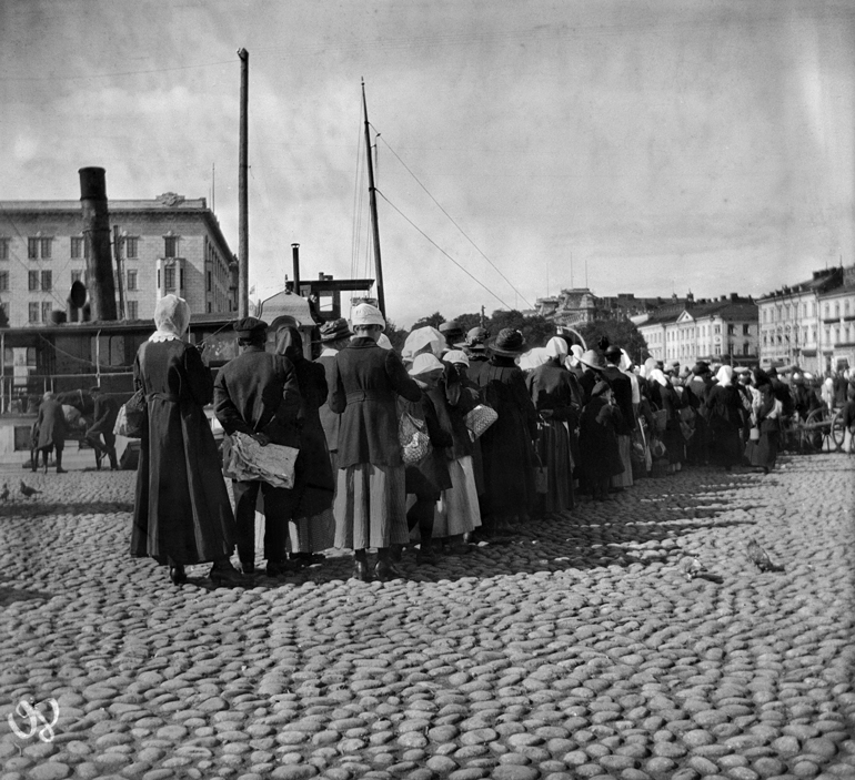 Queuing for potatoes on Helsinki market square in summer 1918.   National Board of Antiquities and Historical Monuments.