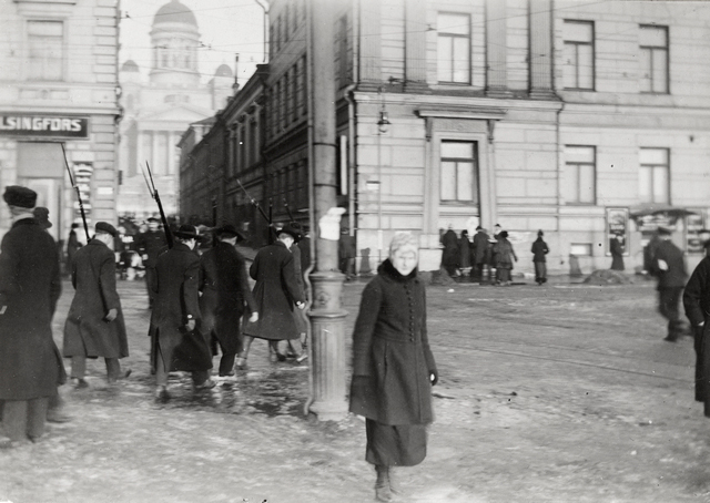 Red Guards on Helsinki market square.  National Board of Antiquities and Historical Monuments.