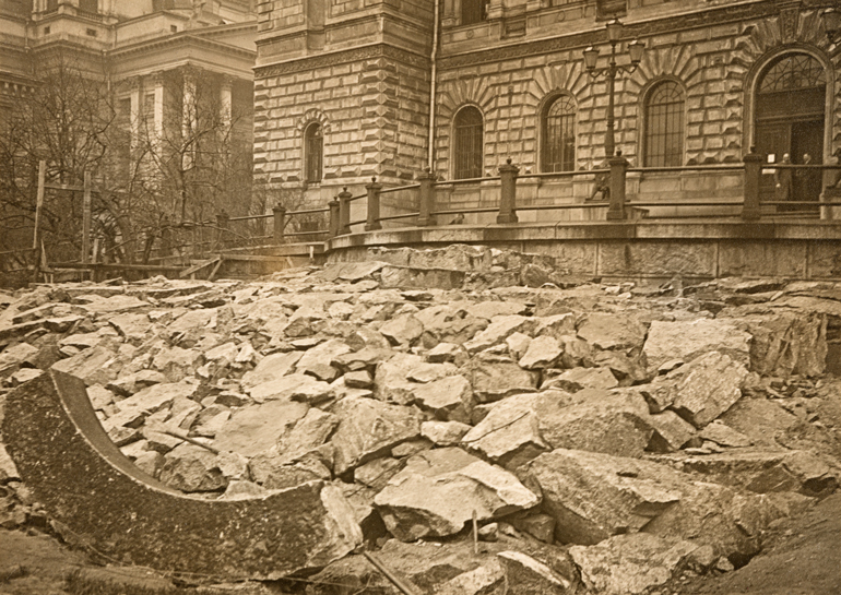 Frontal view of the Bank of Finland, April 1918.  National Board of Antiquities and Historical Monuments.