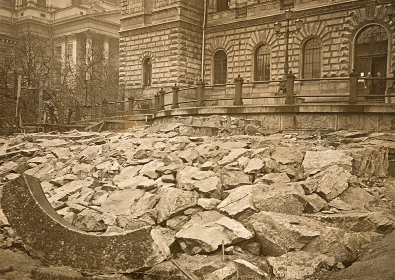 Framför Finlands Bank i april 1918. Museiverket.